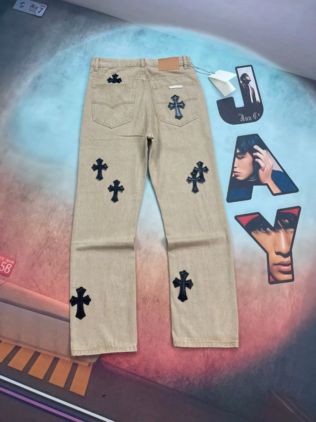 🅿️280 🔘Style No.-KL177 🔘Cro Heart𝐂𝐡𝐫𝐨𝐦𝐞 𝐇𝐞𝐚𝐫𝐭 25FW CH hardware rivets plain version khaki patchwork leather jeans* Limited edition, super rare! It uses Levi's 23301 base plate, and the fabric is yarn-densified thickened thick left twill denim, which is strong and textured. The cross pink leather plaque on it is so eye-catching, and the hardware is electroplated silver military pattern horseshoe buttons, which are exquisite and durable. The washing process took dozens of attempts to achieve such beautiful results. They are made with great care, one pair of pants takes a month, 23 pieces of leather are used, and the threads are hand-sewn and threaded. They are extremely perfect. And it’s the same style for men and women, so whoever wears it will look better! The matching suggestions are as follows: Dark Gothic style: Pair the upper body with a black lace see-through top, a black leather short jacket, black thick-soled Martin boots, and silver Gothic accessories, such as cross necklaces and bracelets, to complete the dark Gothic style. Street hip-hop style: Wear a loose white hooded sweatshirt, tuck the corner of the sweatshirt into your pants, pair it with a pair of colorful sneakers, such as Nike's AJ series, and wear a baseball cap of the same color, which is full of street hip-hop style. Cool and functional style: Wear a black quick-drying jacket inside, wear a multi-pocket functional jacket on the outside, carry a large-capacity functional bag, and wear a pair of tactical boots. You can easily achieve cool and functional style.  Size: S M L XL (28.30.32.34) Color: Khaki Black Khaki Pink
